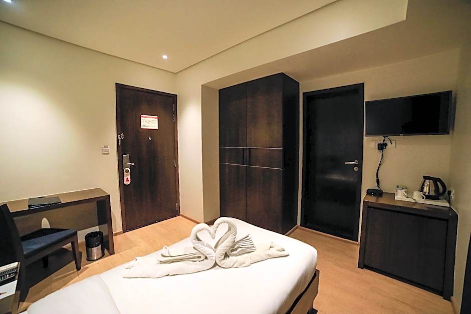 Hotel German Palace, Airport