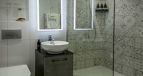 1 King Bed, Superior Room, Free High Speed Internet, Extras, Music Device, Non-Smoking