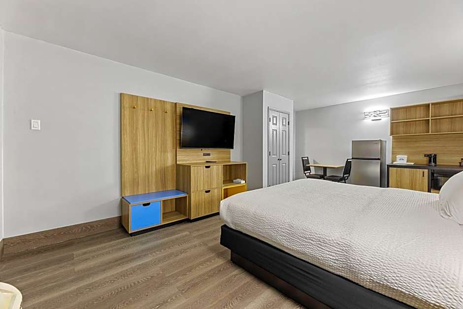 Days Inn & Suites by Wyndham Texas City