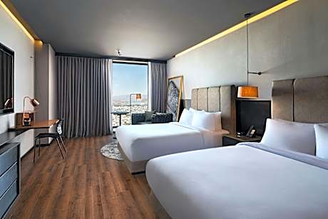 Standard, Guest room, 2 Queen to 1 King and 1 Queen, City view