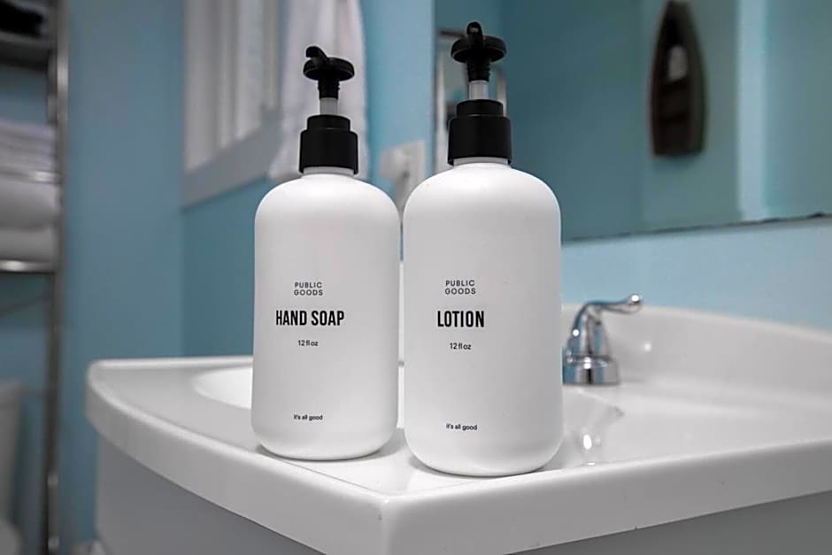 Quiet Area Near Downtown Walkable To Cafes