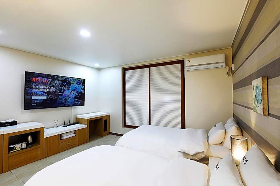 White Tourist Hotel