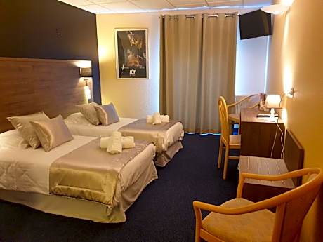 Quadruple Room with 1 Double Bed and 2 Single Beds