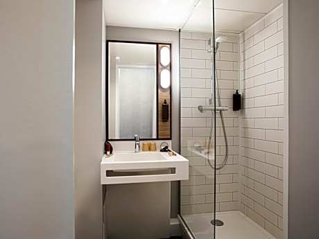 Standard room with two single beds