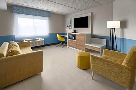 1 King Bed Deluxe Suite Jetted Tub Non-Smoking