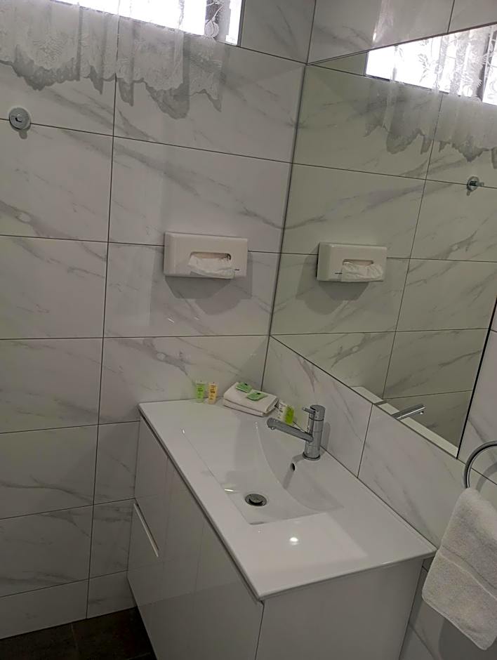 Big Valley Lakeside Paradise Motor Inn