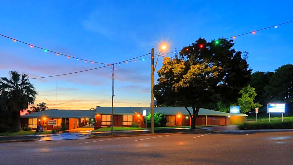 Country Roads Motor Inn