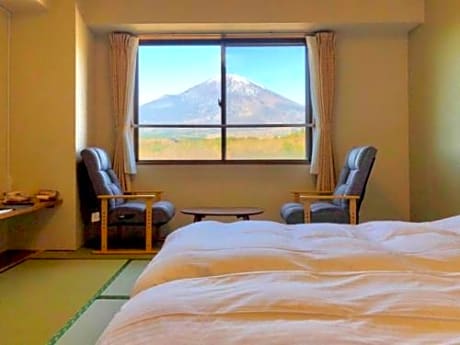 Standard Twin Room with Mountain View