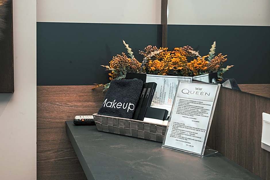 Elizabeth Queen Luxury Rooms