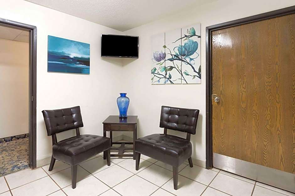 Super 8 by Wyndham Hampton