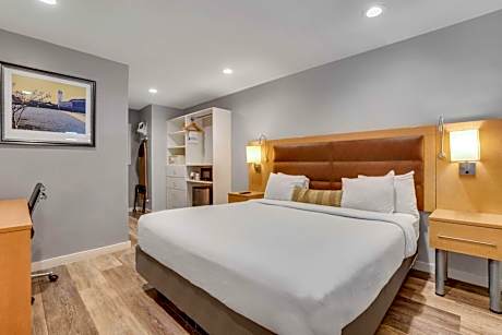 1 King Bed Non-Smoking Microwave And Refrigerator Full Breakfast