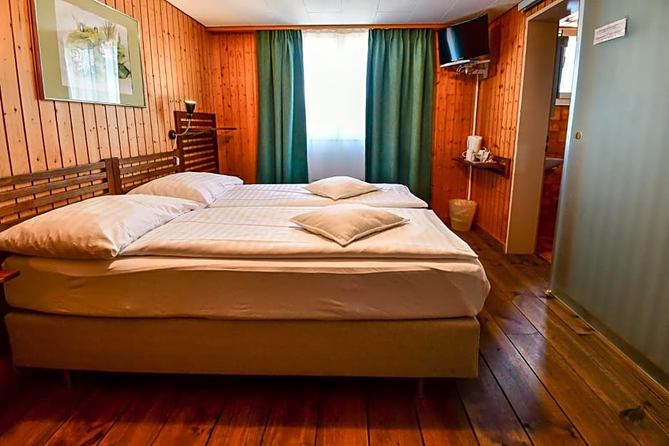 Hotel Tell and Apartments