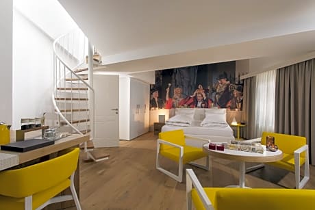 Suite Balcony City View