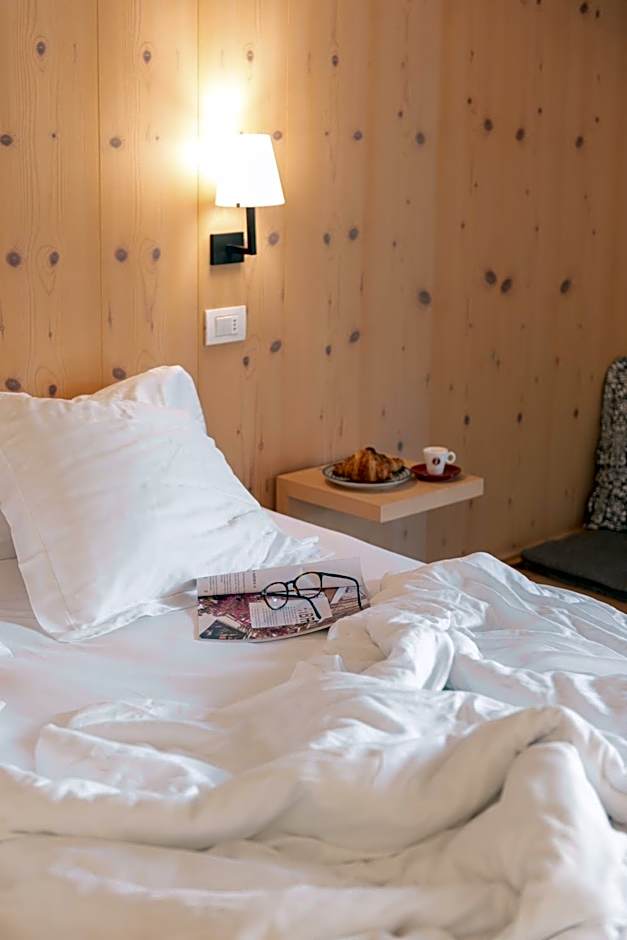Hotel Baia Azzurra - Lake Front