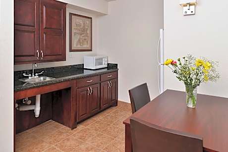 1 Kg 1 Br Suite W/kitchen/dining/living Room Ns