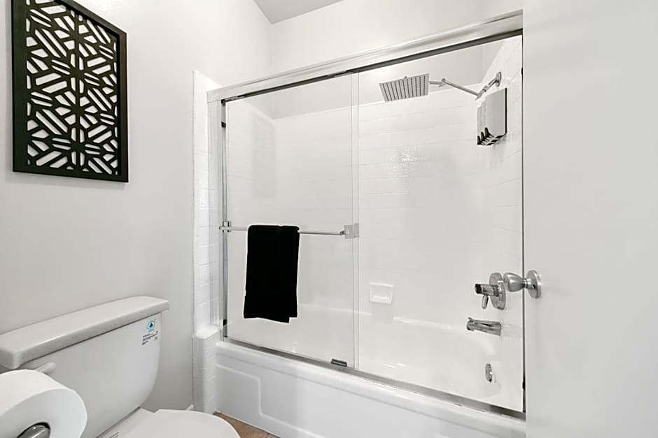 Beverly Hills Glamour Oasis 2 BR Apt with Parking 304