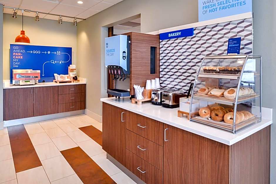 Holiday Inn Express & Suites Omaha - 120th and Maple By IHG