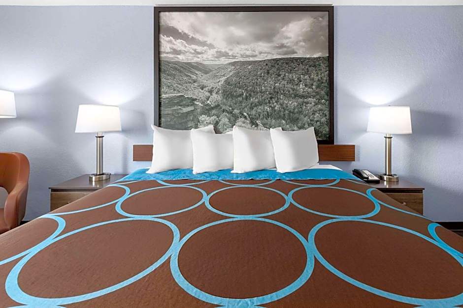 Super 8 by Wyndham Fairmont
