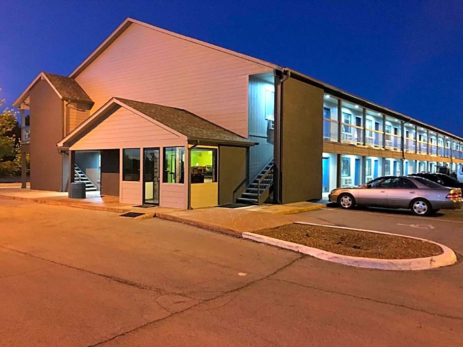 Econo Lodge Inn & Suites