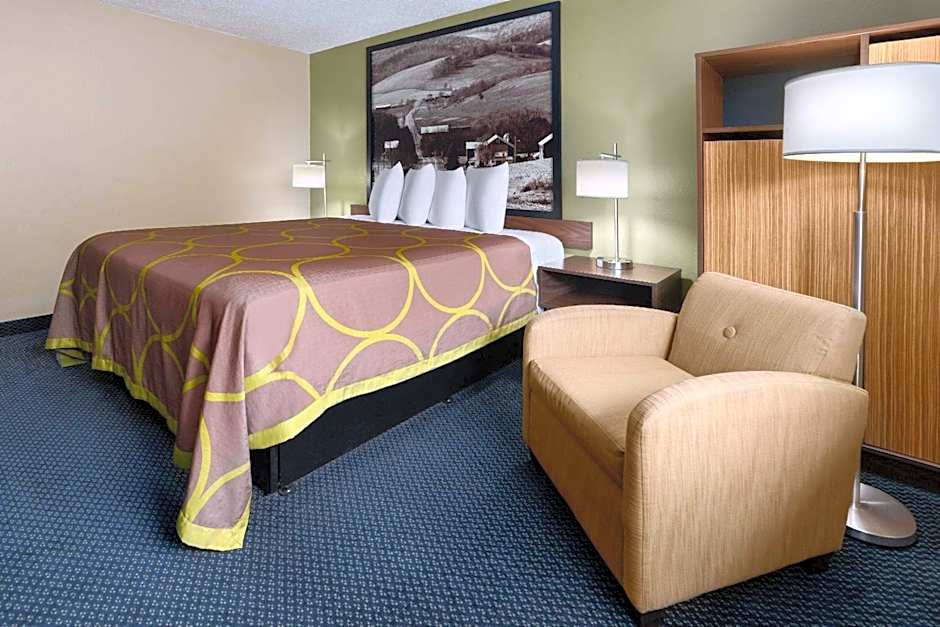 Super 8 by Wyndham St. Clairsville OH/Wheeling WV Area