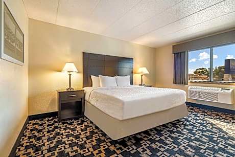 1 King Bed, Non-Smoking