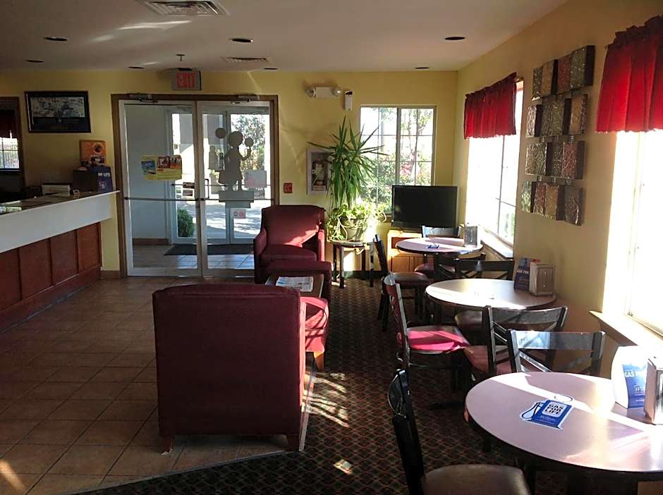 Howard Johnson by Wyndham Grand Prairie Near Lone Star Park