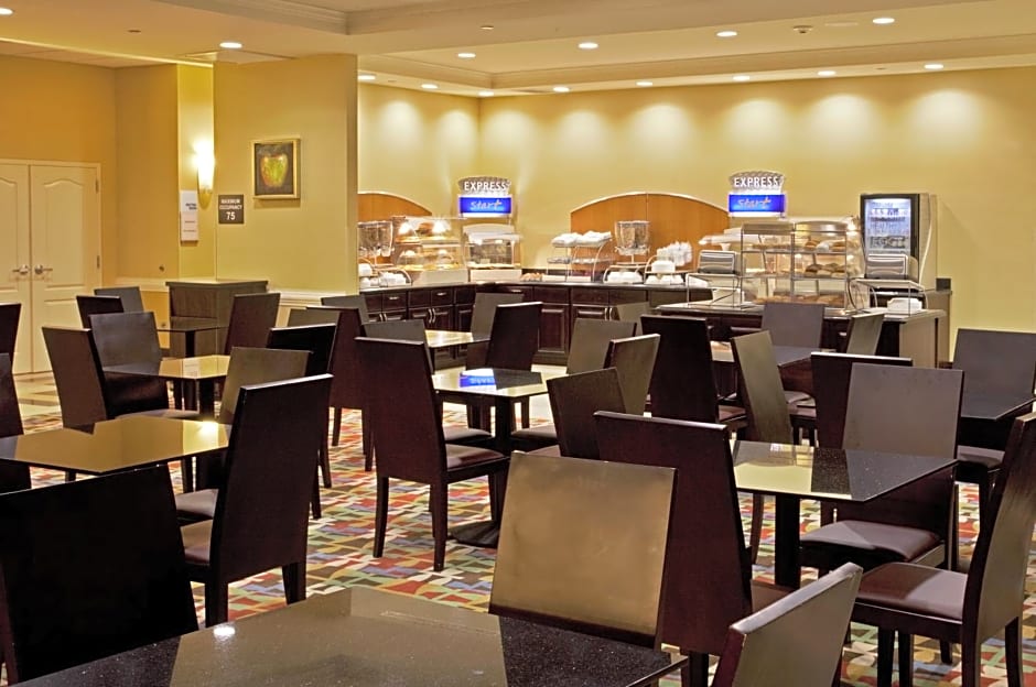 Holiday Inn Express & Suites Orlando - International Drive, an IHG Hotel