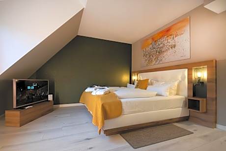 King Room with Roll-In Shower - Disability Access