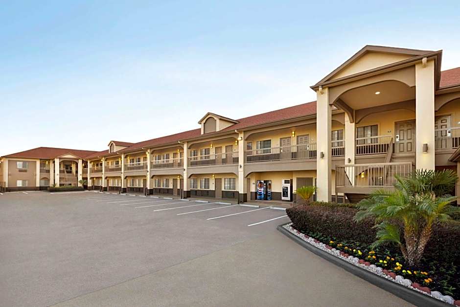Days Inn & Suites by Wyndham Houston Hobby Airport