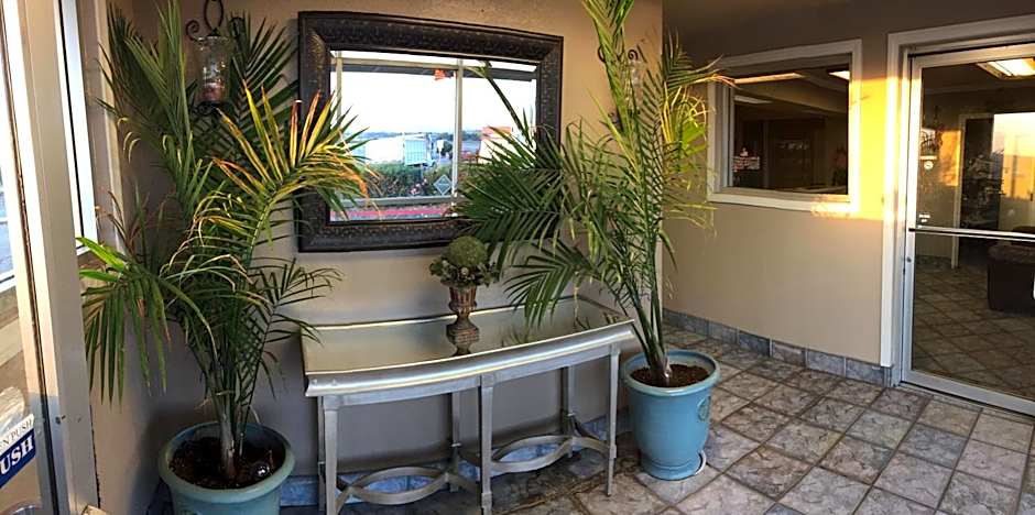 Hilltop Inn & Suites