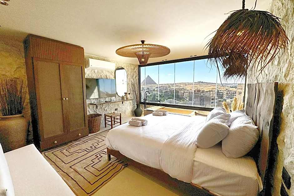 The 2 BDR Pyramids Vista w Bathtub