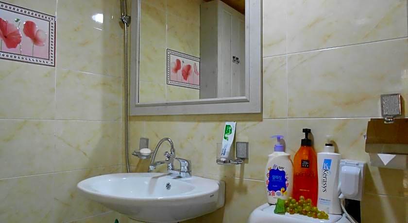 Happiness Full Hanok Guesthouse Jeonju