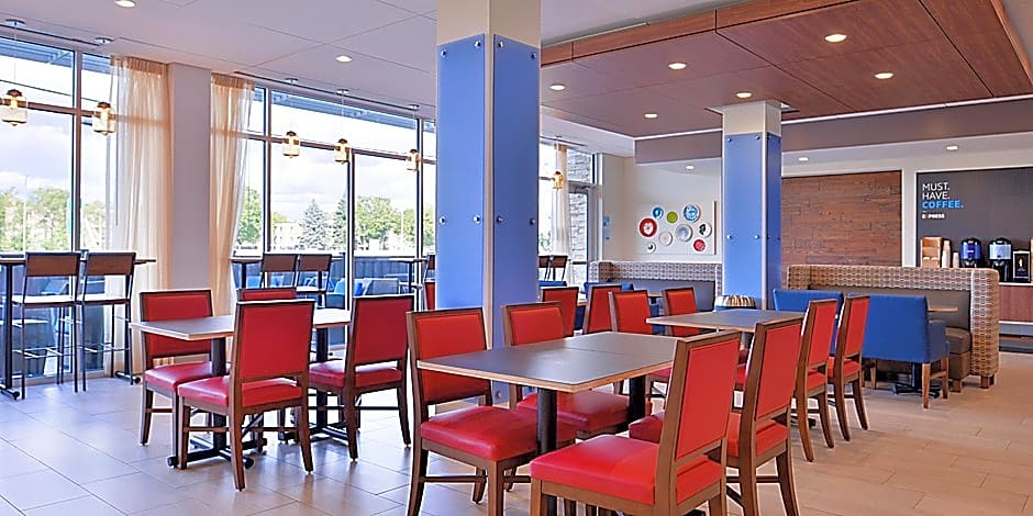 Holiday Inn Express and Suites - Mall of America - MSP Airport By IHG