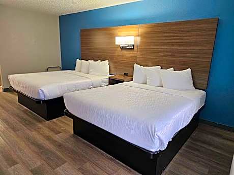 Queen Room with Two Queen Beds and Pool View - Non-Smoking