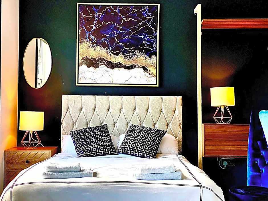 Duke and Duchess Apartments and Rooms - Private in Room Hot Tub Suites