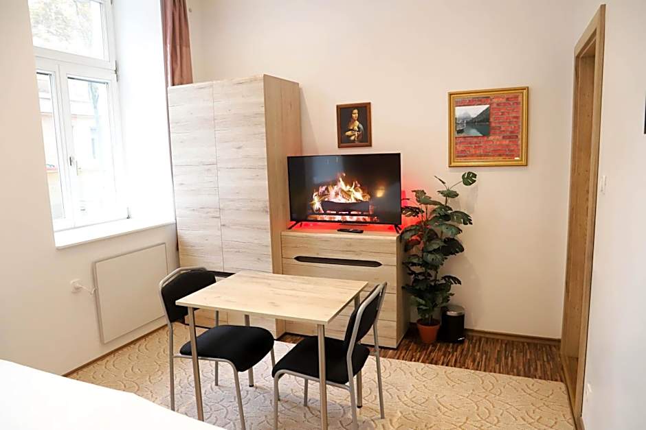 «Go West» guest rooms