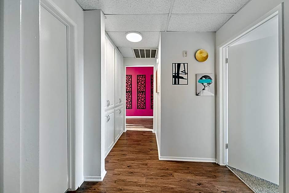 Beverly Hills Chic 2 bed 2bath with Patio and Parking 309