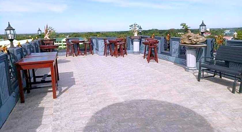 RedDoorz @ Villa E Mansion