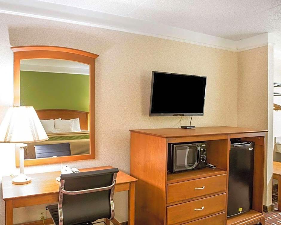 Econo Lodge North