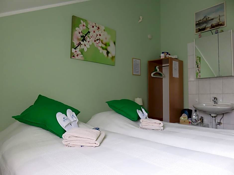 Foto 1 daripada 11 — Twin Room with Shared Bathroom