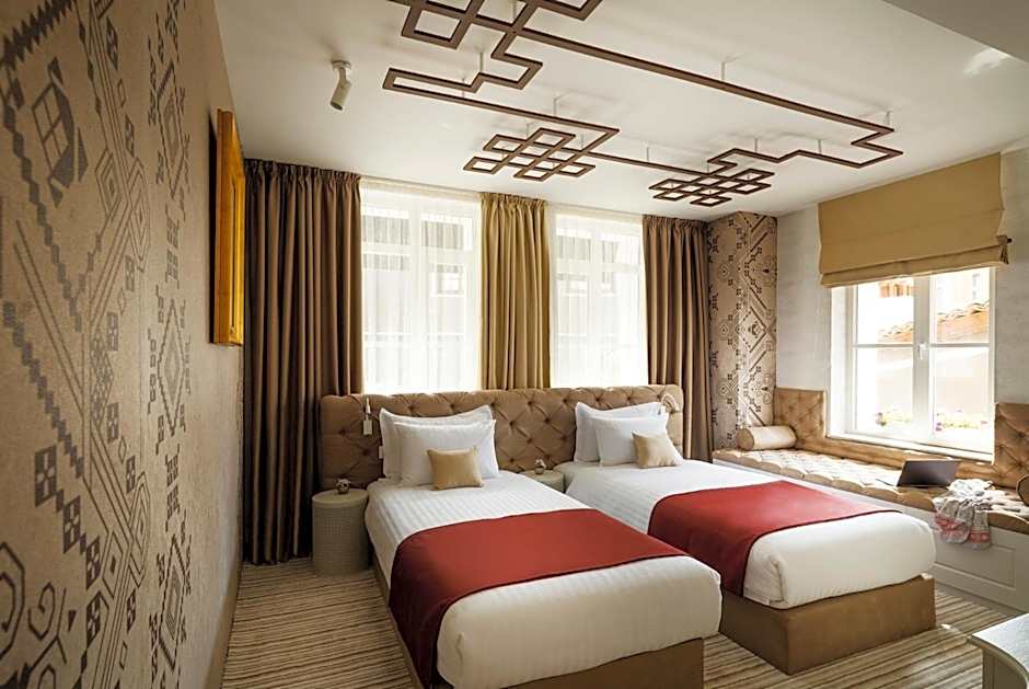 Gallery 37 Powered by ASTON