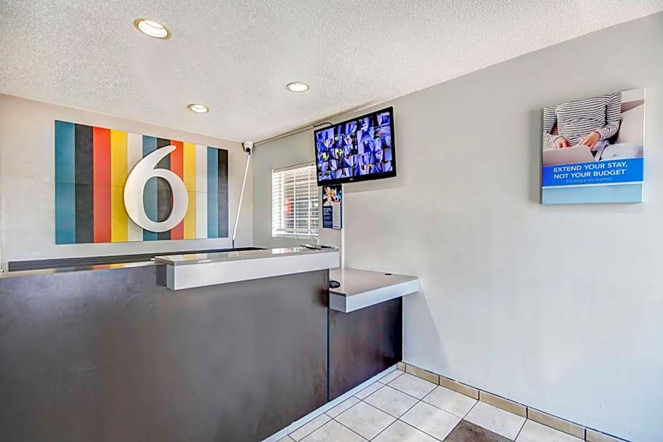 Studio 6-Ocean Springs, MS