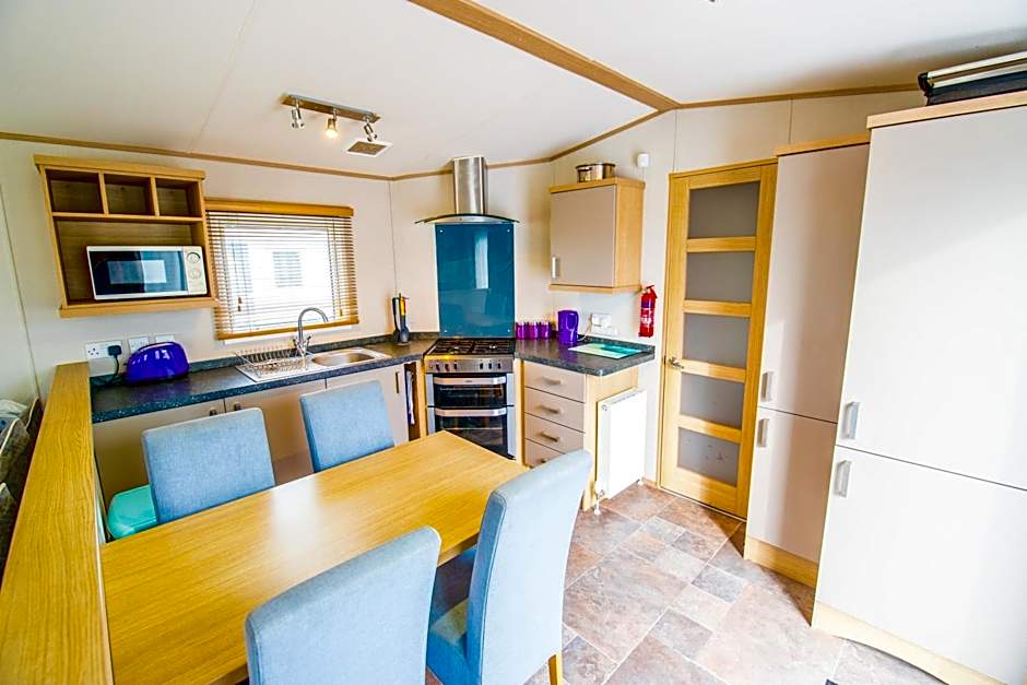 MP639 - Camber Sands Holiday Park - 3 Bedroom - Sleeps 8 - Large gated decking - Close to facilities