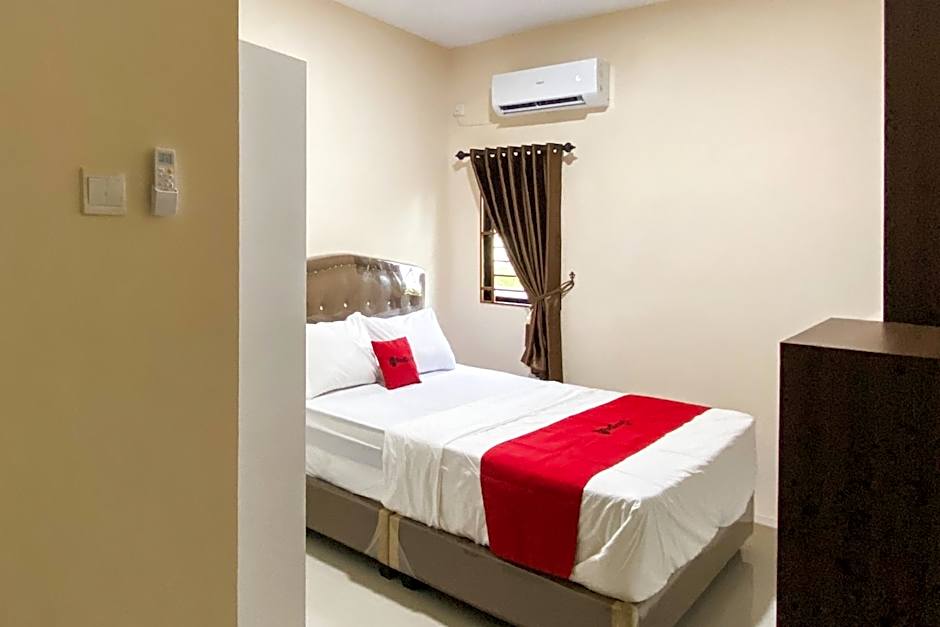 RedDoorz near Batu Ampar Harbour