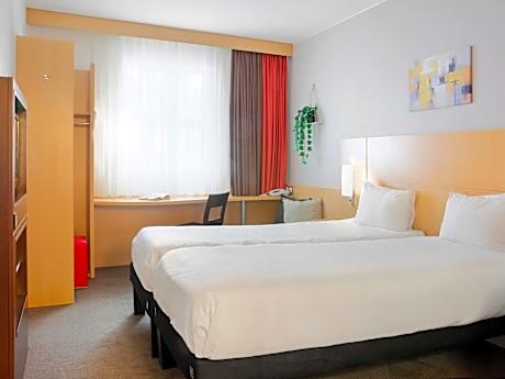 Room with twin beds (31 x 79 inches [80 x 200 cm]) with new bedding