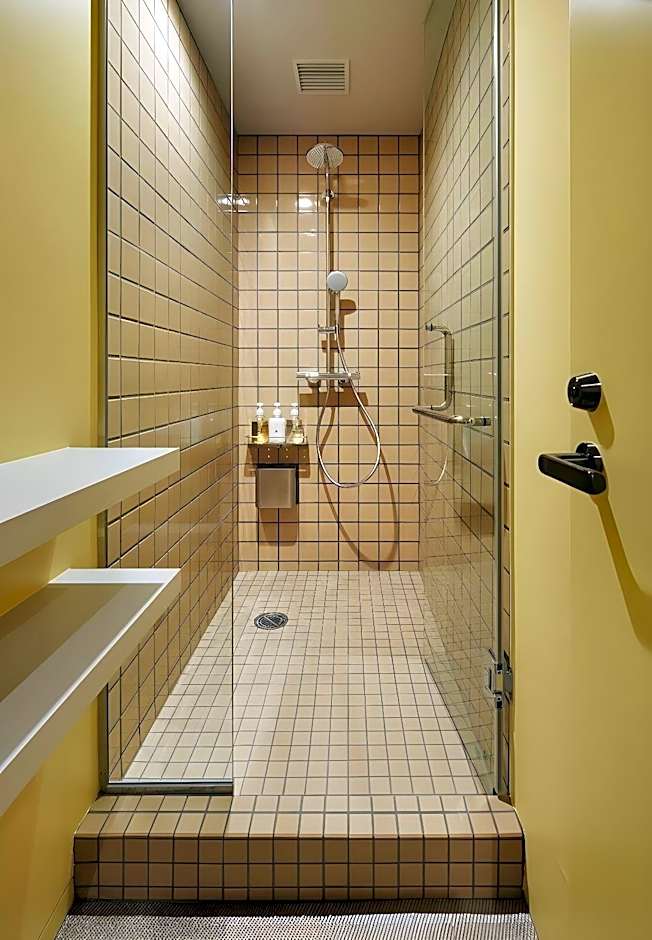 9h nine hours woman Shinjuku