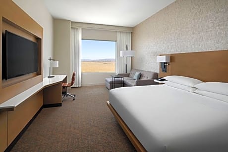 M Club lounge access, Guest room, 1 King, Mountain view