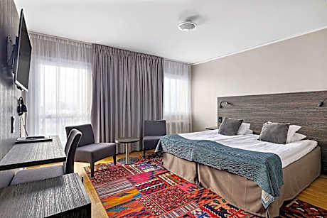 1 King Bed Non-Smoking Standard Room Wi-Fi Full Breakfast