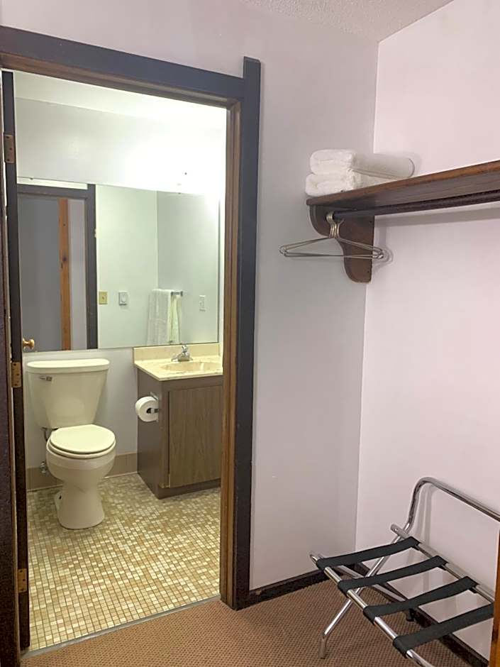Bridge Inn Tomahawk -1st Floor, 2 Queen Size Bed, Walkout, River View