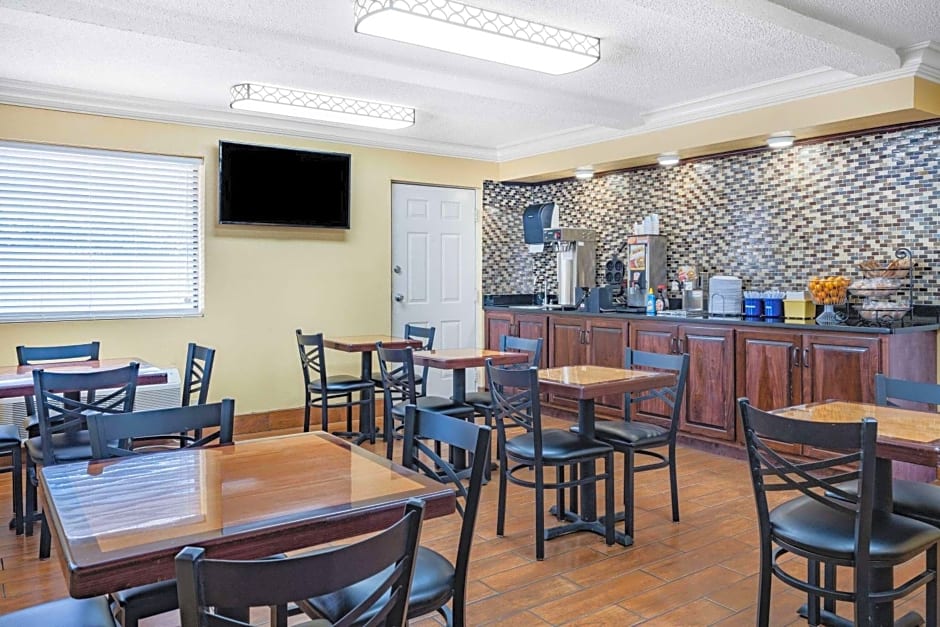 Days Inn by Wyndham Macon I-475